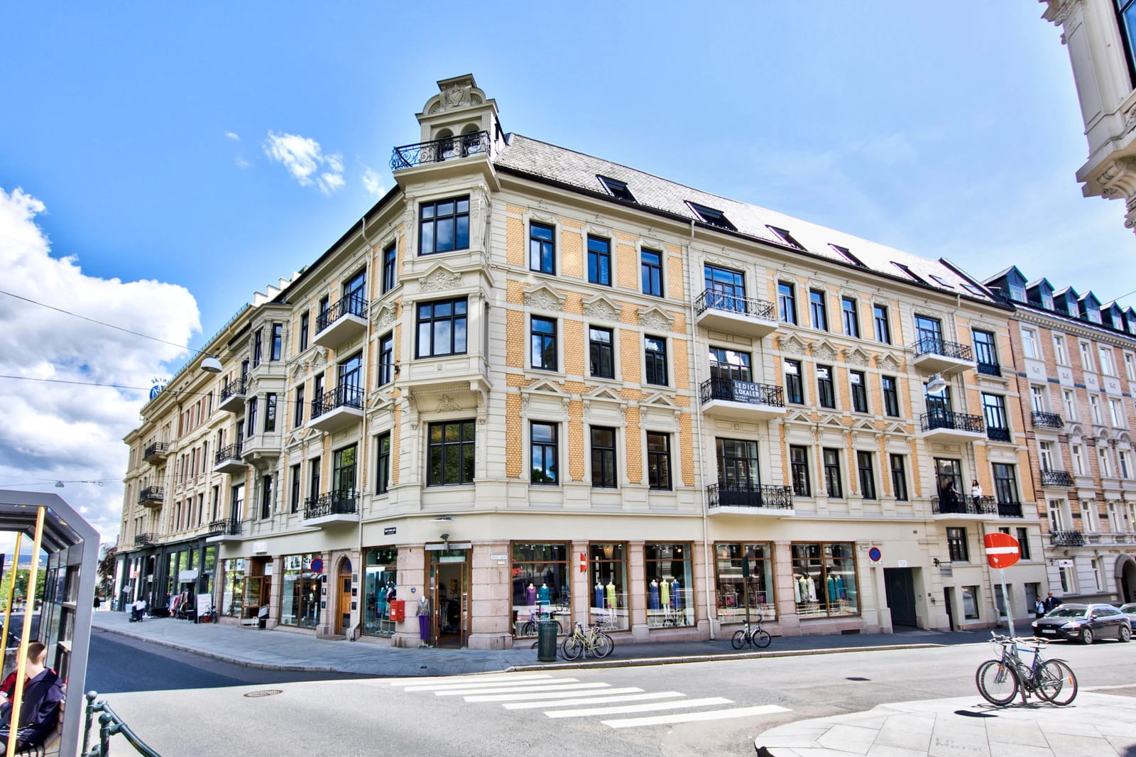 Fasadebilde over gammel bygård på Solli plass / Vika