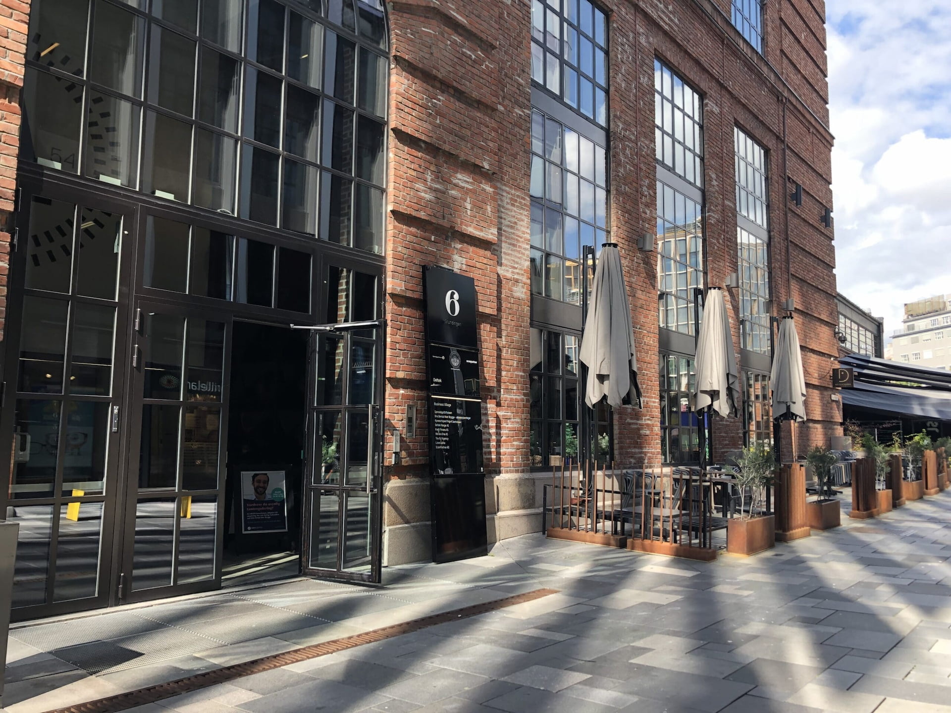 Fasade av kontorbygget på Grundingen 6